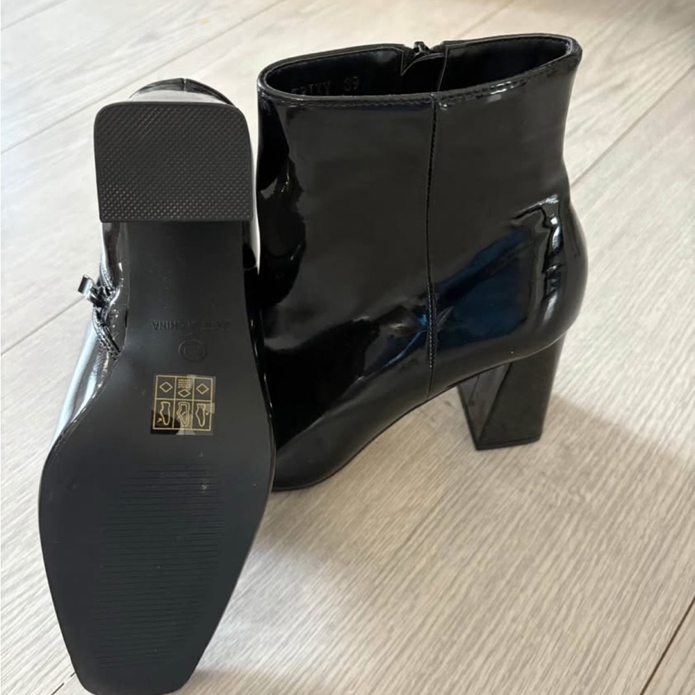 Elegant Black Women's Boots - Picture 3 of 3